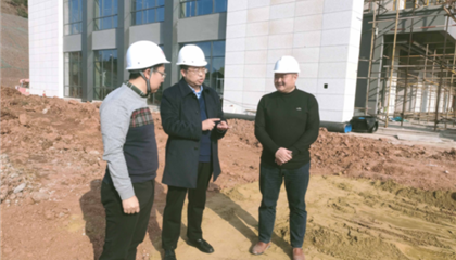 遂寧興業(yè)集團(tuán)黨委副書記、監(jiān)事會主席、工會主席石鎮(zhèn)槐深入遂寧市興學(xué)商務(wù)中心項(xiàng)目、公共衛(wèi)生臨床醫(yī)療中心一期項(xiàng)目進(jìn)行實(shí)地巡查